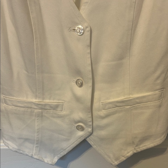 White Button-Up Vest - Picture 3 of 4